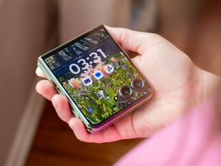 thumbnail - Motorola Razr Plus 2024